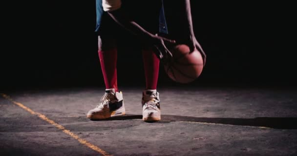 Koszykówka gracze stopy i ręka na piłkę — Wideo stockowe