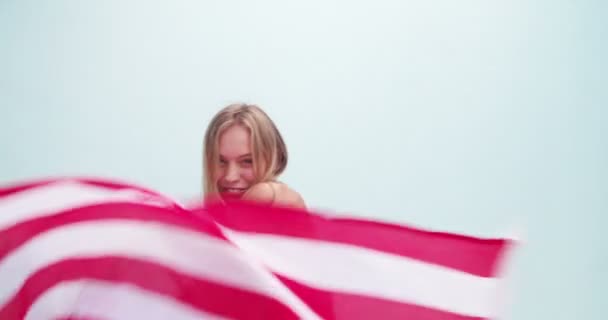 Молодая хипстерша с флагом США — стоковое видео