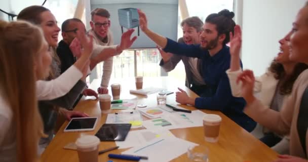 Zaken collega's die elkaar High Five — Stockvideo