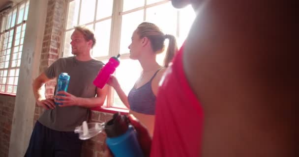 Multi-etnische vrienden herstellende en hydraterende op de sportschool — Stockvideo