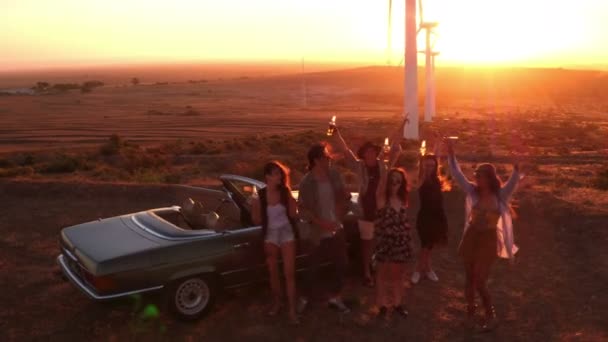 Vrienden in de buurt van een cabrio feesten — Stockvideo