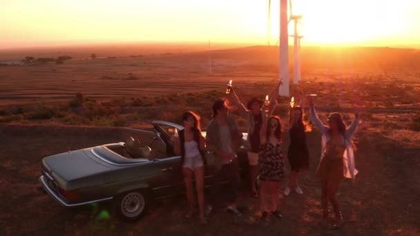 Amigos de fiesta cerca de un convertible — Vídeo de stock