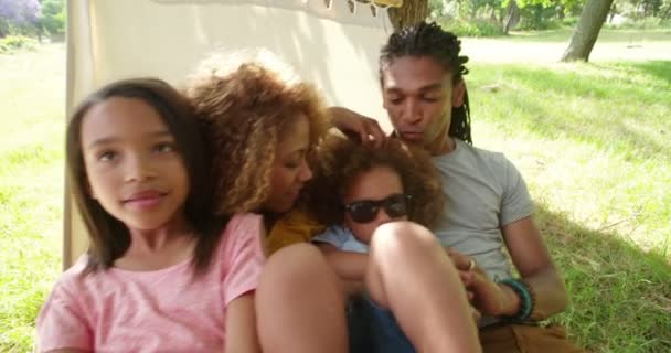 Familia disfrutando de un día en familia perezoso bajo el sol — Vídeo de stock
