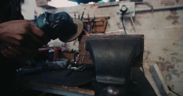 Ремісник вміло працює з болгаркою в гранжевій майстерні — стокове відео