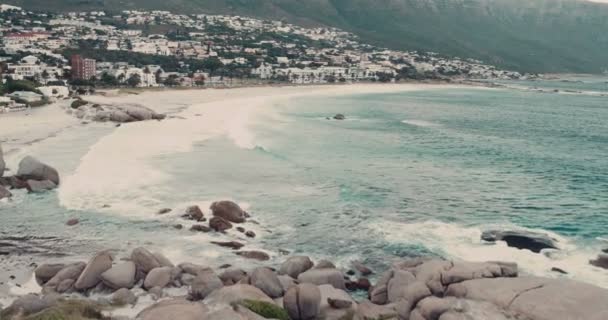 Flygfoto över en strand i solnedgången — Stockvideo