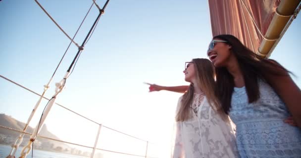 Meisje vrienden lachen en bonding samen op een zeiltocht — Stockvideo