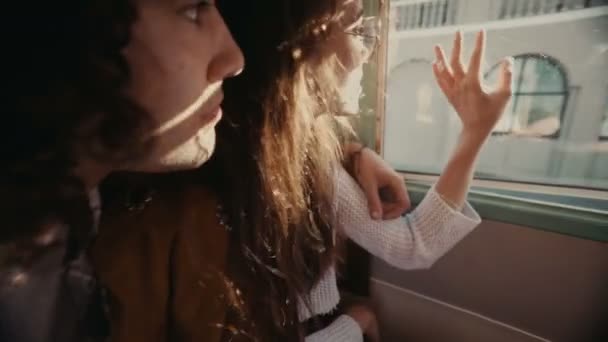 Пара насолоджується поїздкою на старовинному фургоні — стокове відео