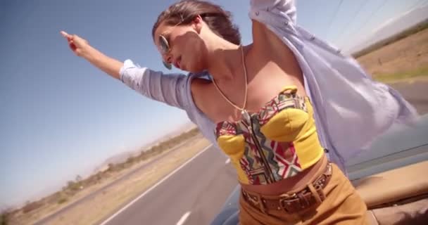 Flicka danser i cabriolet bil under roadtrip — Stockvideo