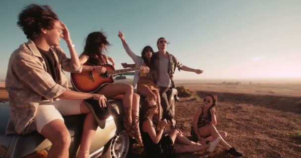 Ragazza suonare la chitarra all'aperto con gli amici — Video Stock