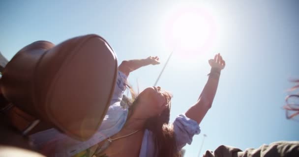 Ragazza che ama la libertà di un viaggio su strada — Video Stock