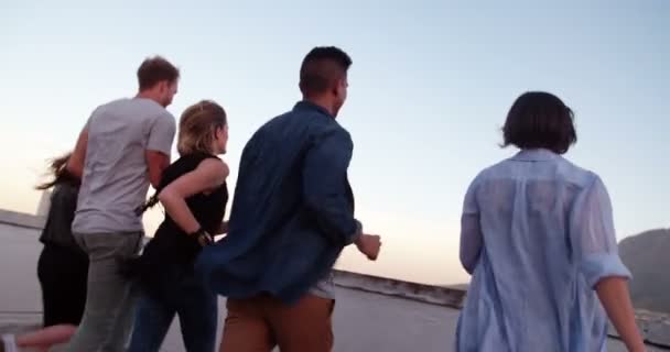 Depois do trabalho festa no telhado para amigos hipster — Vídeo de Stock