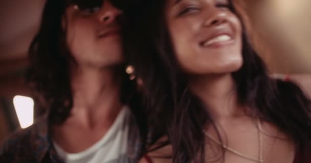 Casal fazendo uma viagem de verão com os amigos — Vídeo de Stock