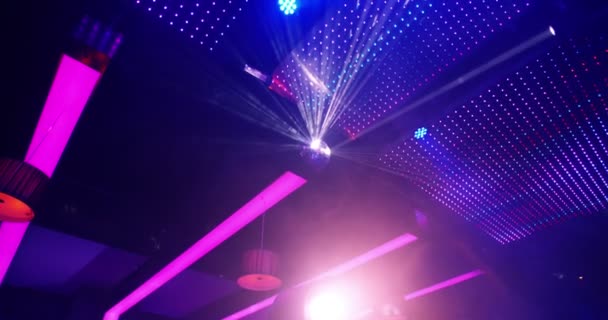 Встановлення знімка диско м'яча в сучасному нічному клубі — стокове відео
