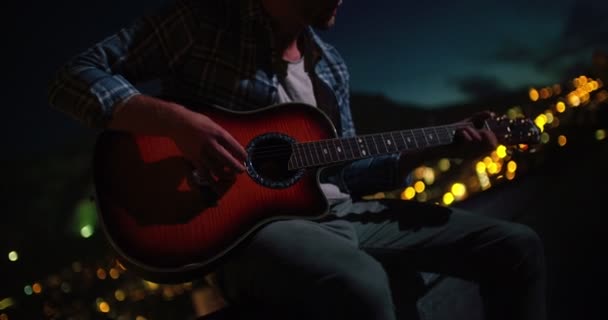 Junger Erwachsener spielt Gitarre auf dem Dach — Stockvideo