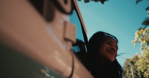 Hipster vrouw kijken uit het raam van een auto — Stockvideo