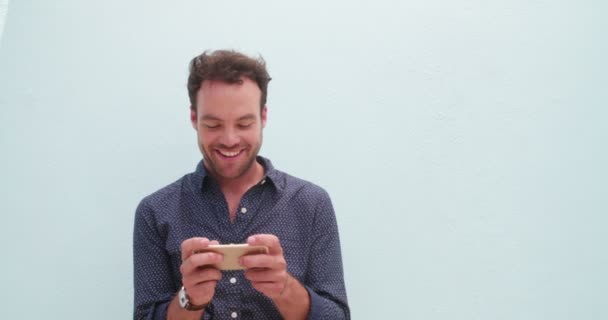 Homme utilisant un téléphone intelligent pour jouer les jeux — Video