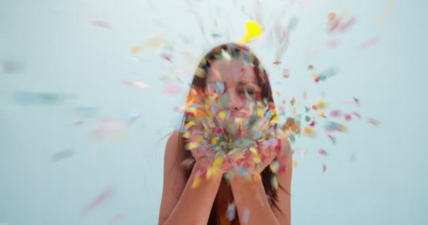 Close-up van een vrouw die waait confetti — Stockvideo