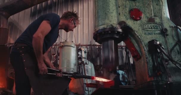 Proceso de fabricación de hierro forjado — Vídeos de Stock