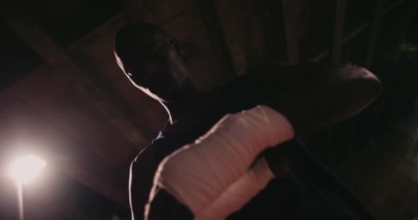 Afrikkalais-amerikkalainen nyrkkeilijä käärimässä käsiään — kuvapankkivideo