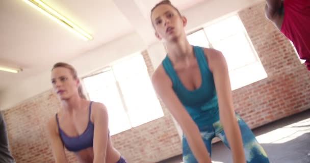 Przyjaciele koncentruje się na treningu crossfit w siłowni — Wideo stockowe