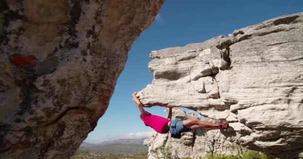 Scalatore di roccia che tiene al masso e si concentra sulla via — Video Stock