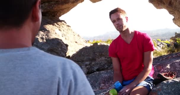 Climber Man hablando con amigos durante el descanso — Vídeo de stock