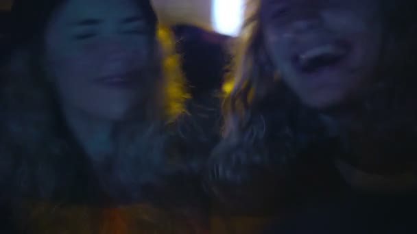 Amici divertirsi all'interno di una macchina di notte — Video Stock