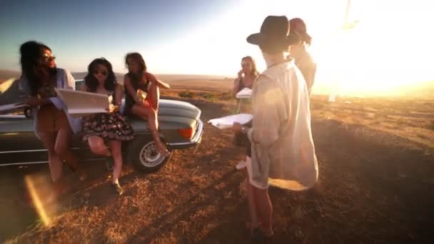 Meisjes eten pizza buiten bij zonsondergang — Stockvideo
