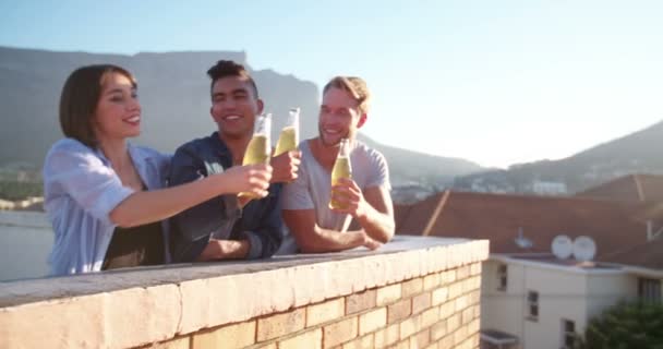 Adultos que se encontram em uma festa no telhado depois do trabalho — Vídeo de Stock