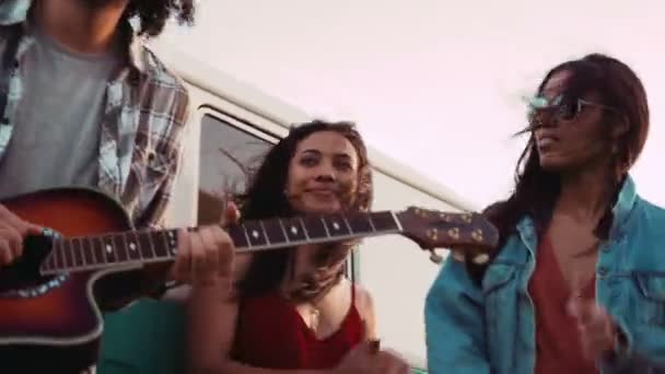 Amigos se divertindo com guitarra em viagem — Vídeo de Stock