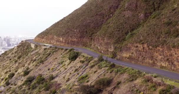 Ciclista montar a lo largo de carretera de montaña — Vídeos de Stock