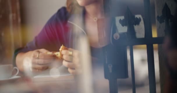 Mulher Hipster come Croissant na cafeteria — Vídeo de Stock