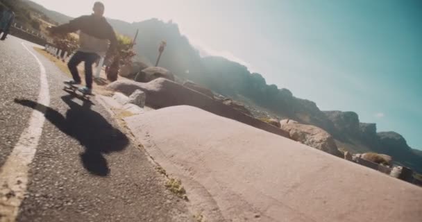 Фігурист стрибає з боку вулиці бордюру — стокове відео