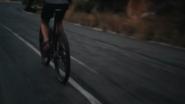 Ciclista montando su bicicleta — Vídeos de Stock