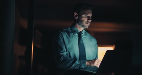 Zakenman die op laptop werken bij nachttijd — Stockvideo