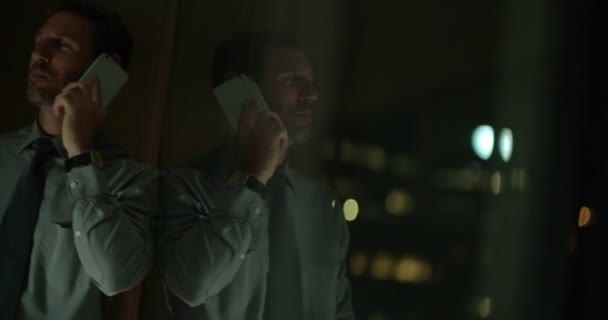Biznesmen dojrzały rozmawia przez telefon na balkonie — Wideo stockowe