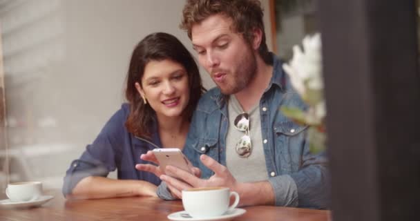 Woman and Man in coffee shop with Phone — Stockvideo