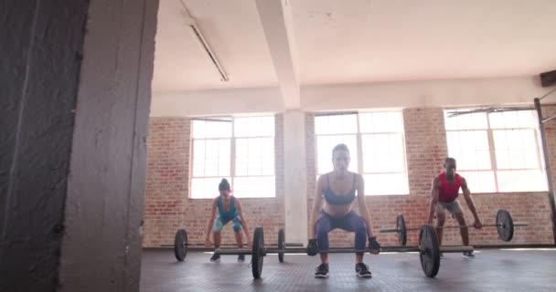 Atletas en clase de entrenamiento crossfit en el gimnasio — Vídeos de Stock