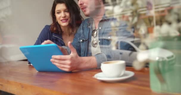 Mujer y Hombre sentado cafetería en Café — Vídeo de stock