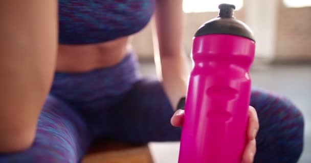 Girl hydrating from a plastic water bottle — Stock Video