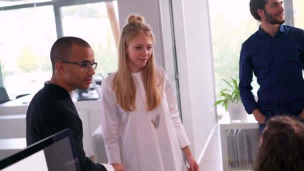 Chef de département distribuant des pizzas lors d'une réunion de bureau 