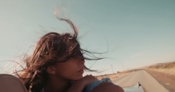 Fille en plein air avec voiture convertible au coucher du soleil — Video