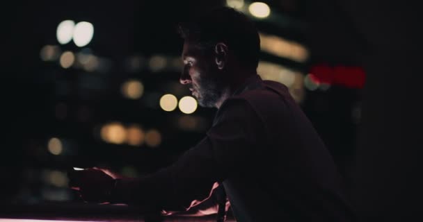 Zakenman met behulp van slimme telefoon op balkon — Stockvideo