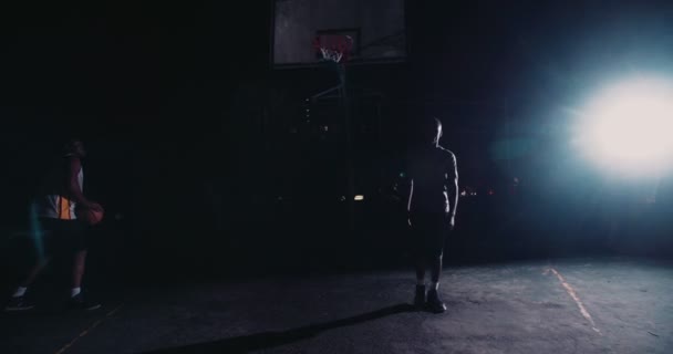 Basketbalspeler gooien bal in mand — Stockvideo