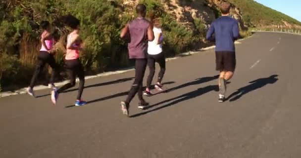 Menina atlética correndo ao ar livre com amigos — Vídeo de Stock