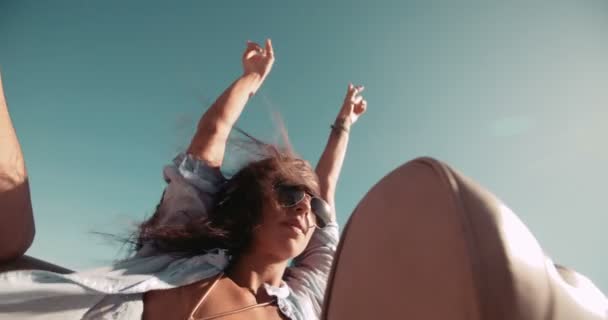 Flicka med upphöjda armar på en cabriolet bil — Stockvideo