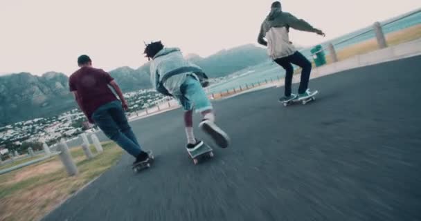 Patinadores Skating Down Street na praia — Vídeo de Stock