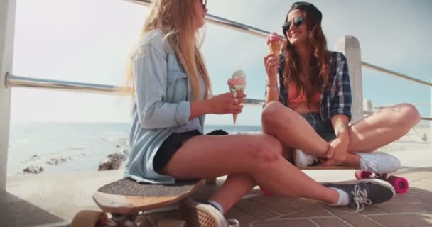 Друзья наслаждаются мороженым на пляже — стоковое видео