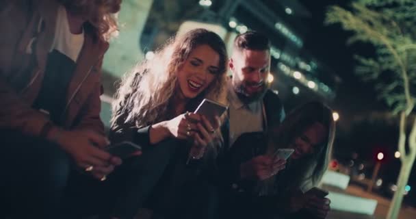 Amis assis dehors sur l'escalier avec des smartphones — Video