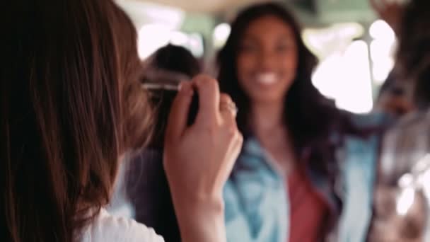 Дівчина фотографує друзів у фургоні під час подорожі — стокове відео
